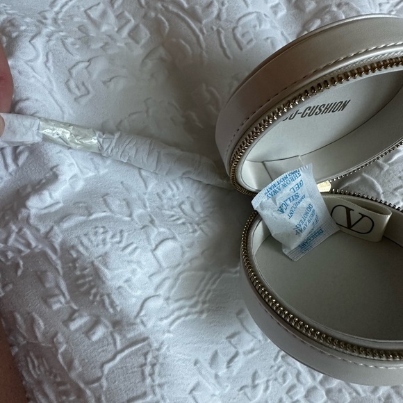 Valentino Beauty VIP Cosmetic Makeup Pouch NEW BREAST CANCER AWARENESS GIVEY - Picture 3 of 4